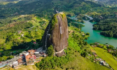 Piedra del Peñol en Antioquia planes a medellín 4 días 3 noches yo viajo con parkway agencia de viajes