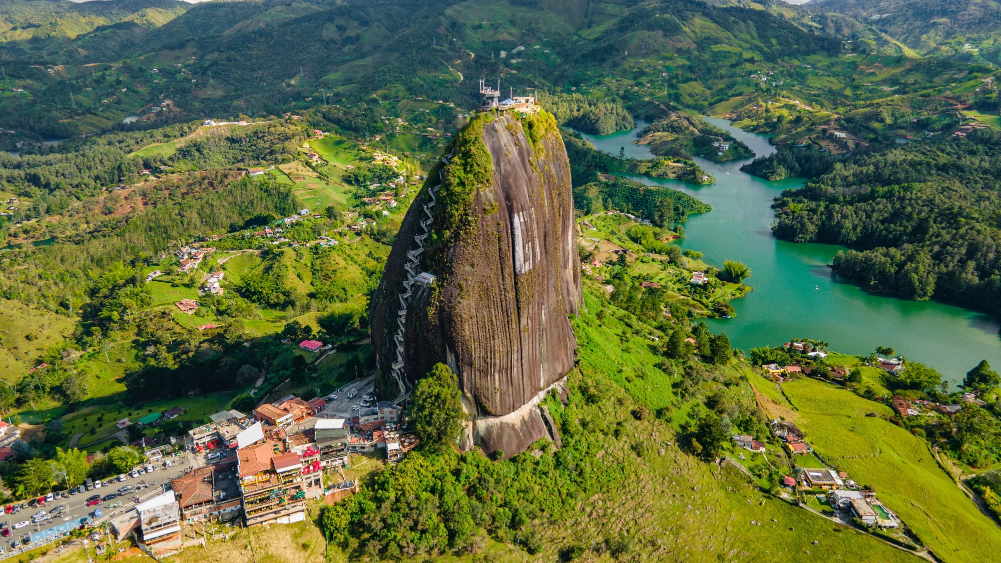 Piedra del Peñol en Antioquia planes a medellín 4 días 3 noches yo viajo con parkway agencia de viajes